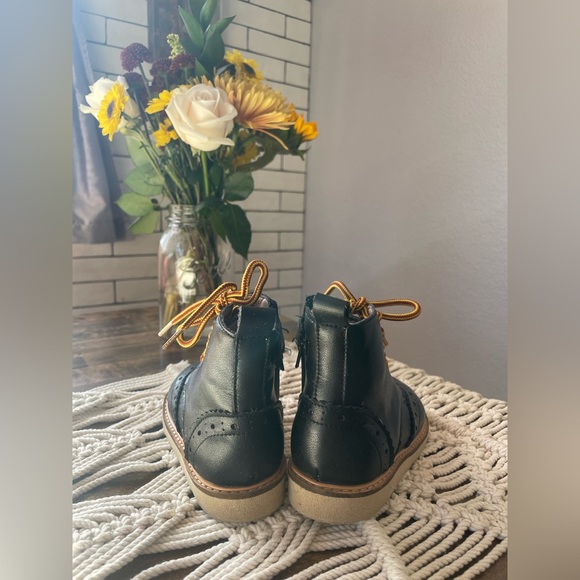 Leather Wing Tip Toddler Boots - Picture 2 of 8